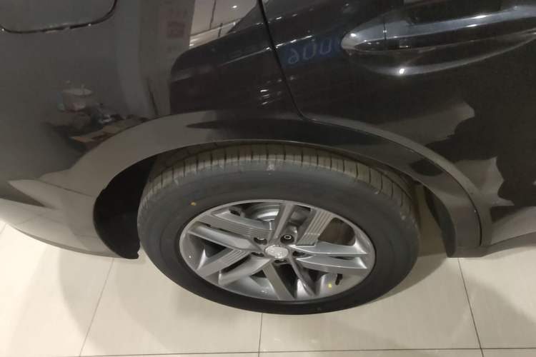 Used Hongqi E-QM5 2025 500km Range Commuter Version Right Rear Wheel Hub