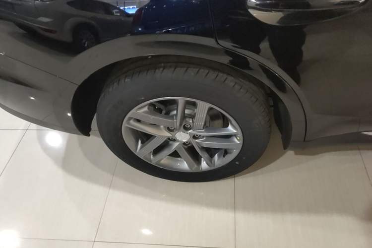 Used Hongqi E-QM5 2025 500km Range Commuter Version Right Rear Wheel Hub