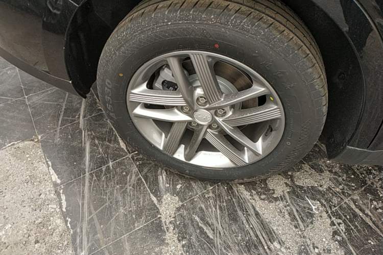 Used Hongqi E-QM5 2025 500km Range Commuter Version Right Rear Wheel Hub