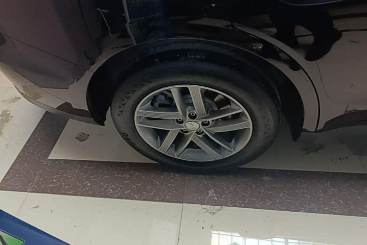 Used Hongqi E-QM5 2025 500km Range Commuter Version Right Rear Wheel Hub