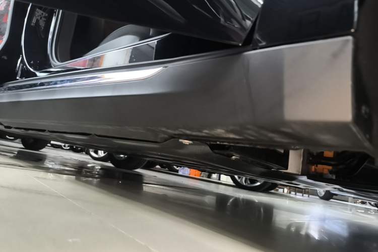 Used Hongqi E-QM5 2025 610 km PLUS Right Side Sill