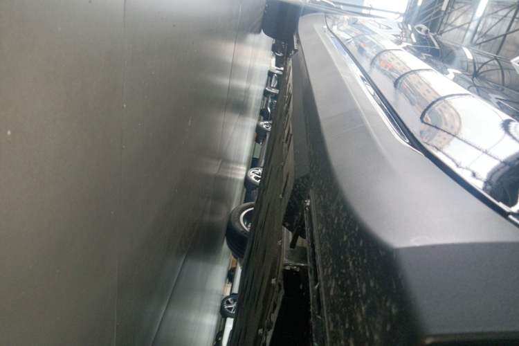 Used Hongqi E-QM5 2025 500km Range Commuter Version Right Side Sill