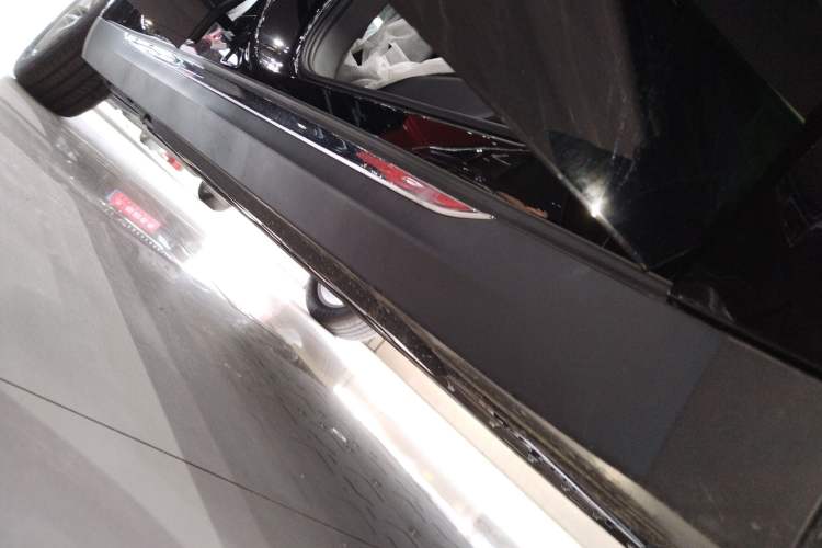 Used Hongqi E-QM5 2025 500km Range Commuter Version Right Side Sill