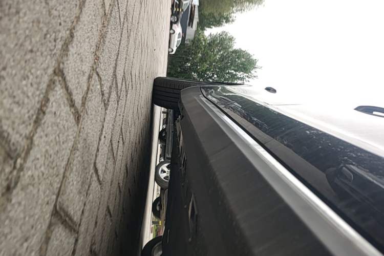 Used Hongqi E-QM5 2025 500km Range Commuter Version Right Side Sill