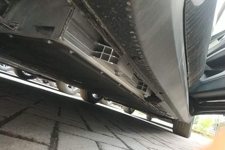 Used Hongqi E-QM5 2025 500km Range Commuter Version Right Side Sill