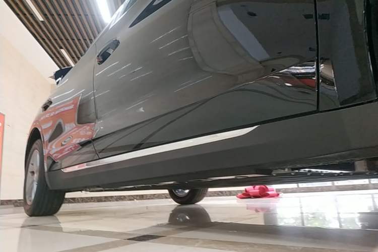Used Hongqi E-QM5 2025 500km Range Commuter Version Right Side Sill