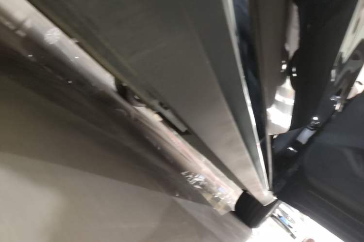 Used Hongqi E-QM5 2025 500km Range Commuter Version Right Side Sill