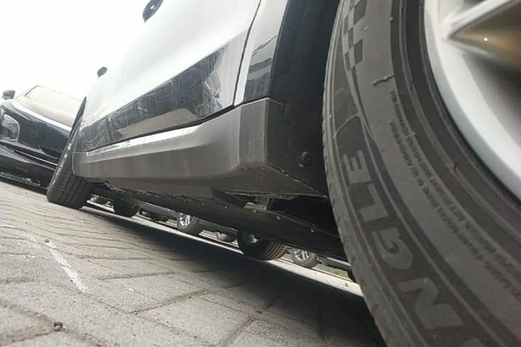 Used Hongqi E-QM5 2025 500km Range Commuter Version Right Side Sill