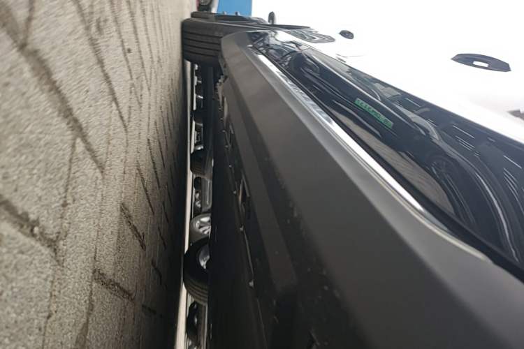 Used Hongqi E-QM5 2025 500km Range Commuter Version Right Side Sill