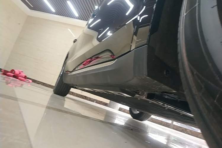 Used Hongqi E-QM5 2025 500km Range Commuter Version Right Side Sill