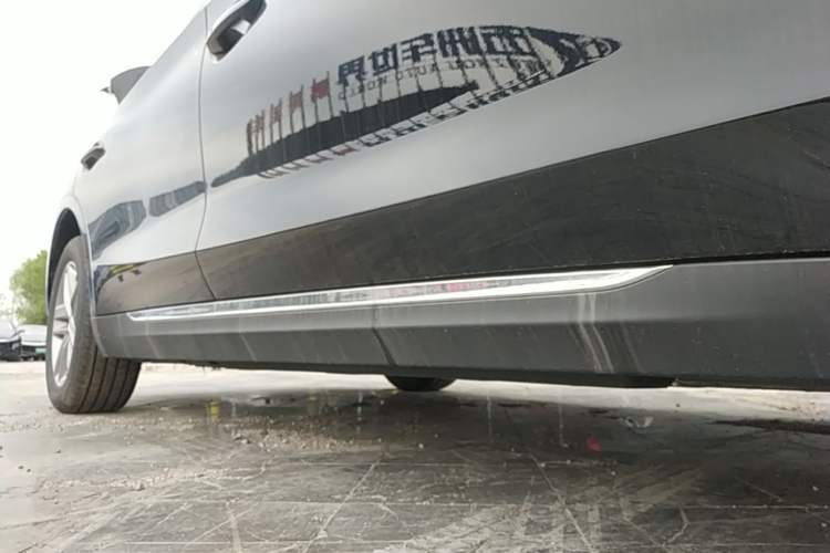 Used Hongqi E-QM5 2025 500km Range Commuter Version Right Side Sill