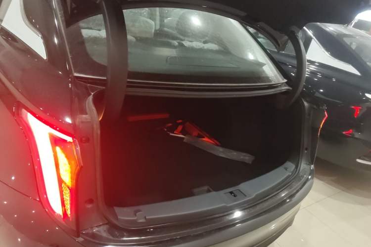 Used Hongqi E-QM5 2025 500km Range Commuter Version Trunk