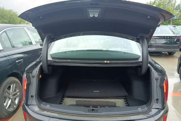 Used Hongqi E-QM5 2025 610 km PLUS Trunk