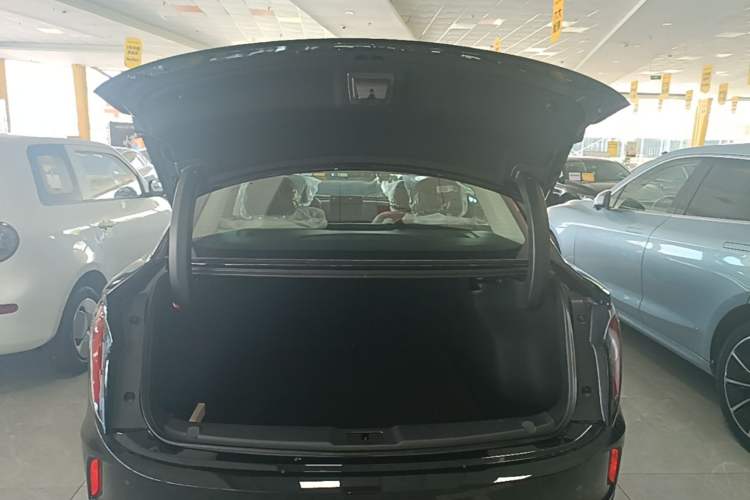 Used Hongqi E-QM5 2025 500km Range Commuter Version Trunk