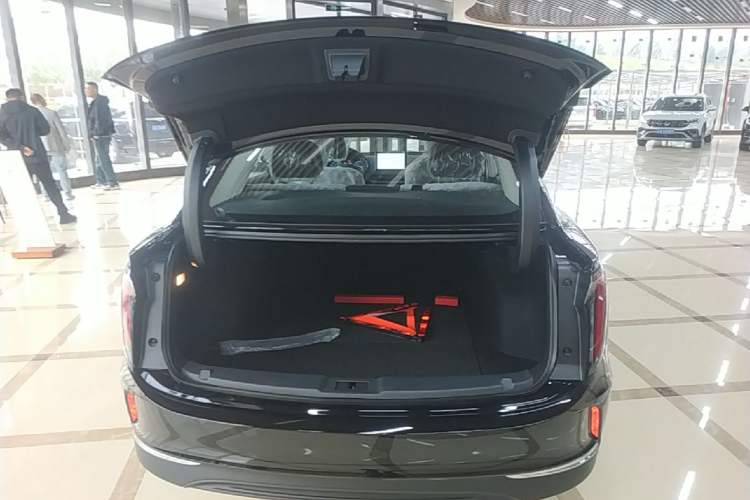 Used Hongqi E-QM5 2025 500km Range Commuter Version Trunk