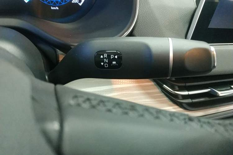 Used Hongqi E-QM5 2025 500km Range Commuter Version Gear Lever