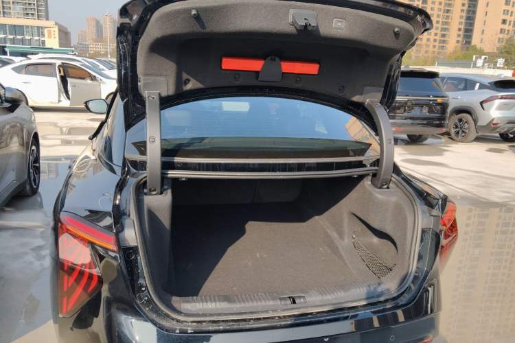 Used Hongqi EH7 2024 690 Pro Trunk