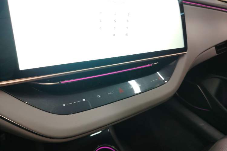 Used Hongqi EH7 2024 760 Pro+ Four-Wheel Drive Version Audio And AC Panel