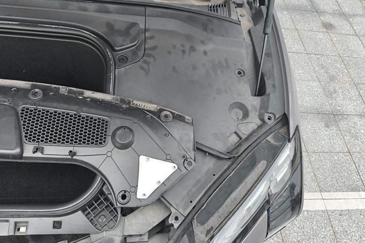 Used Hongqi EH7 2024 760 Pro+ Four-Wheel Drive Version Engine Bay Left