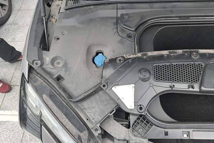 Used Hongqi EH7 2024 760 Pro+ Four-Wheel Drive Version Engine Bay Right