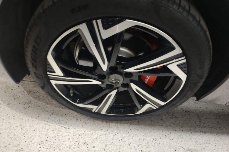 Used Hongqi EH7 2024 760 Pro+ Four-Wheel Drive Version Left Front Wheel Hub