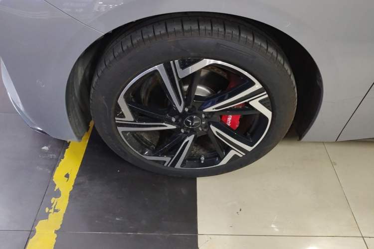 Used Hongqi EH7 2024 760 Pro+ Four-Wheel Drive Version Left Front Wheel Hub