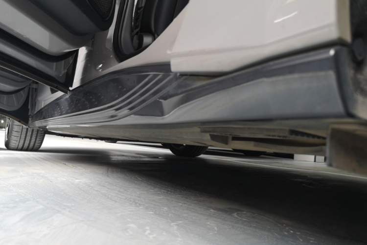 Used Hongqi EH7 2024 760 Pro+ Four-Wheel Drive Version Left Side Sill