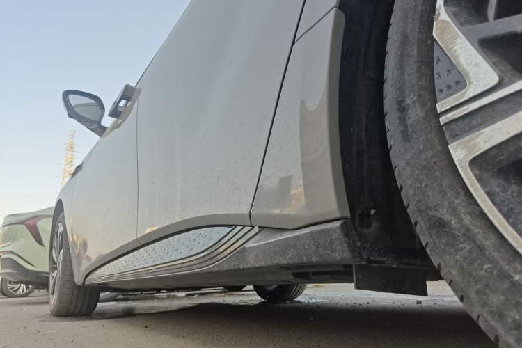 Used Hongqi EH7 2024 760 Pro+ Four-Wheel Drive Version Left Side Sill