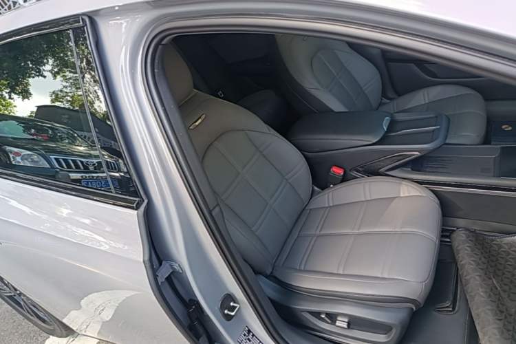 Used Hongqi EH7 2024 690 Pro Right Front Seat