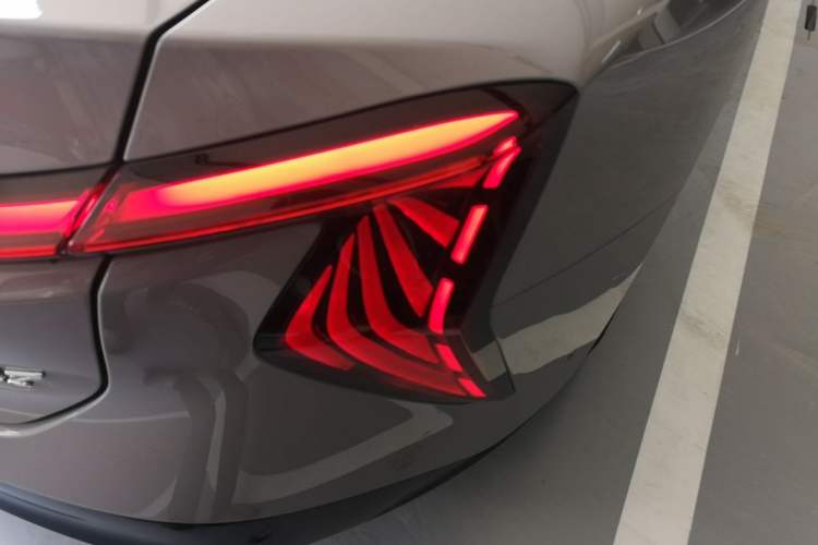 Used Hongqi EH7 2024 760 Pro+ Four-Wheel Drive Version Right Rear Taillight