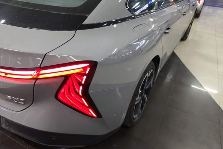 Used Hongqi EH7 2024 760 Pro+ Four-Wheel Drive Version Right Rear Taillight