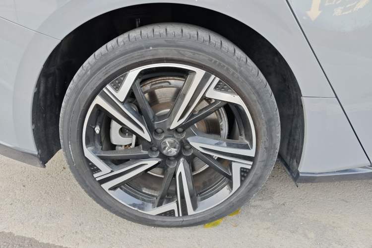 Used Hongqi EH7 2024 760 Pro+ Four-Wheel Drive Version Right Rear Wheel Hub