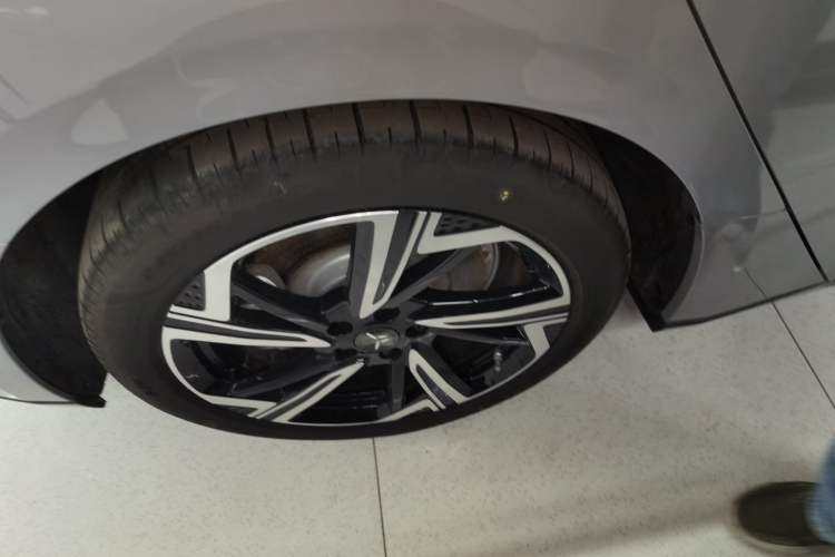 Used Hongqi EH7 2024 640 Pro+ All-Wheel Drive Right Rear Wheel Hub