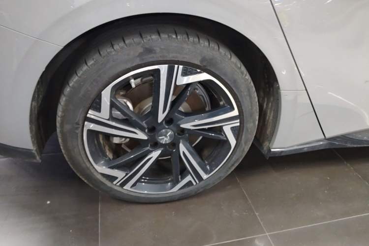 Used Hongqi EH7 2024 760 Pro+ Four-Wheel Drive Version Right Rear Wheel Hub