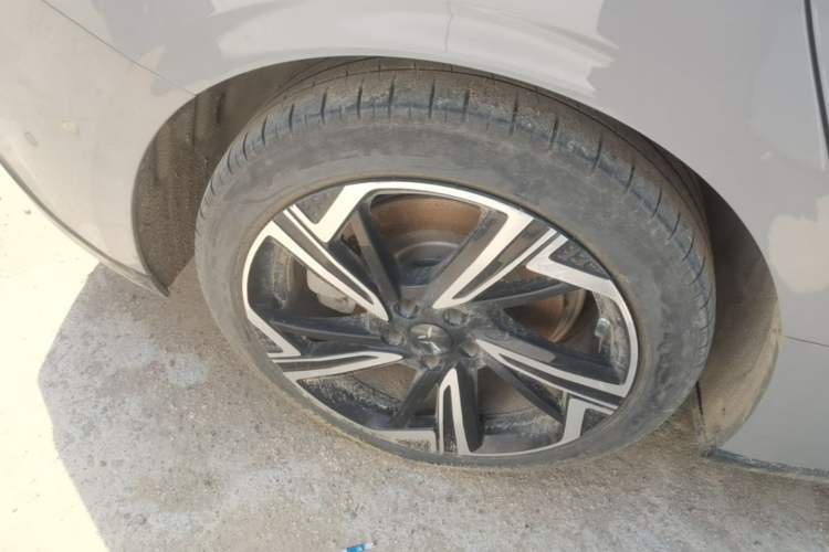 Used Hongqi EH7 2024 760 Pro+ Four-Wheel Drive Version Right Rear Wheel Hub