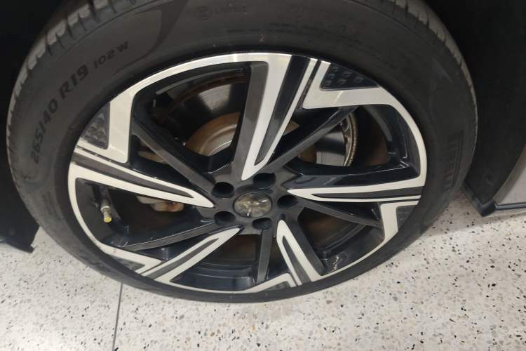 Used Hongqi EH7 2024 760 Pro+ Four-Wheel Drive Version Right Rear Wheel Hub