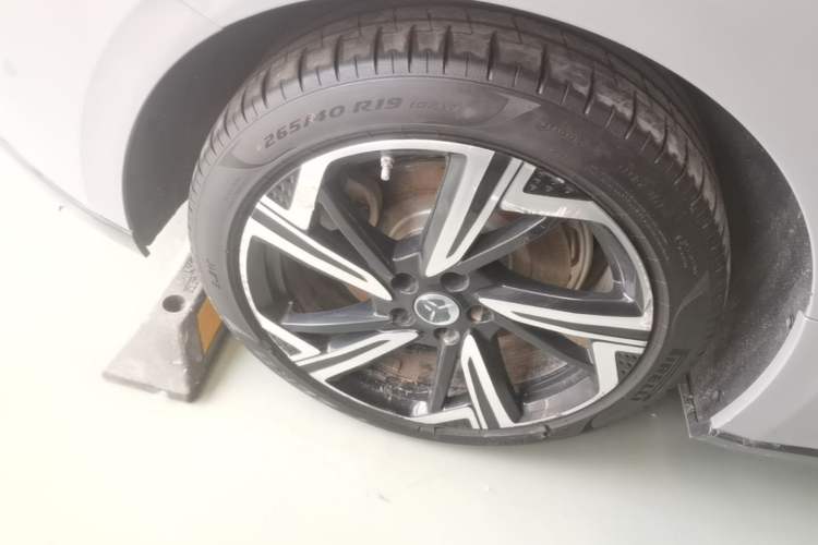 Used Hongqi EH7 2024 760 Pro+ Four-Wheel Drive Version Right Rear Wheel Hub