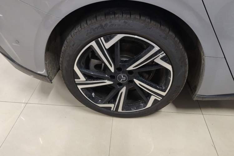 Used Hongqi EH7 2024 760 Pro+ Four-Wheel Drive Version Right Rear Wheel Hub