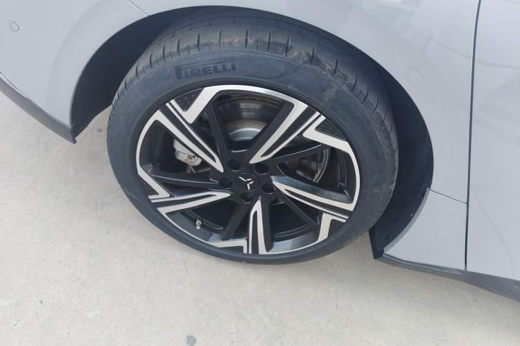 Used Hongqi EH7 2024 760 Pro+ Four-Wheel Drive Version Right Rear Wheel Hub