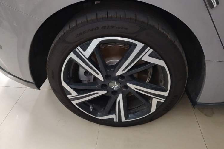 Used Hongqi EH7 2024 760 Pro+ Four-Wheel Drive Version Right Rear Wheel Hub
