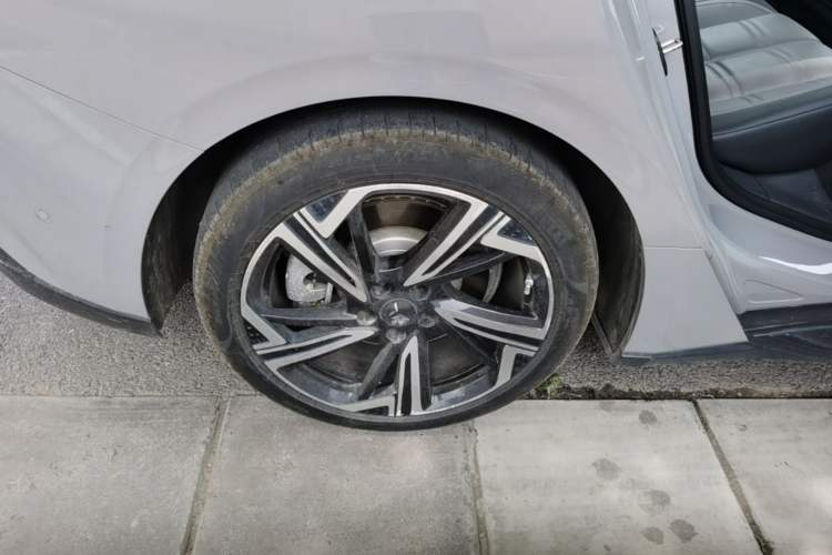 Used Hongqi EH7 2024 760 Pro+ Four-Wheel Drive Version Right Rear Wheel Hub