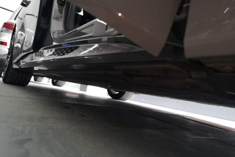 Used Hongqi EH7 2024 760 Pro+ Four-Wheel Drive Version Right Side Sill