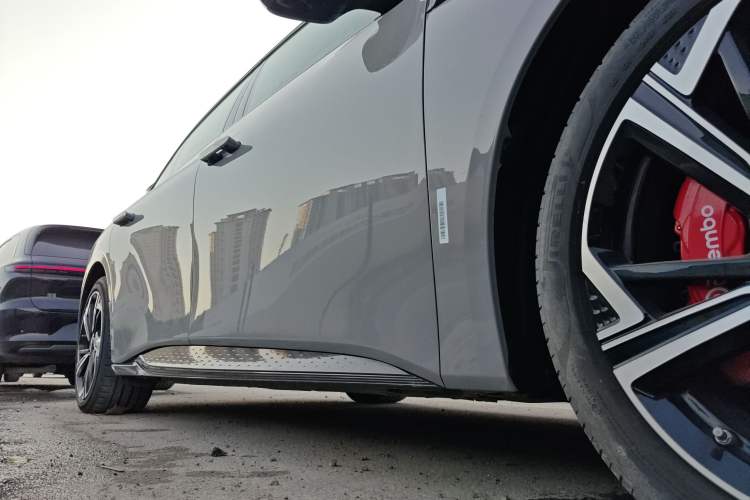 Used Hongqi EH7 2024 760 Pro+ Four-Wheel Drive Version Right Side Sill