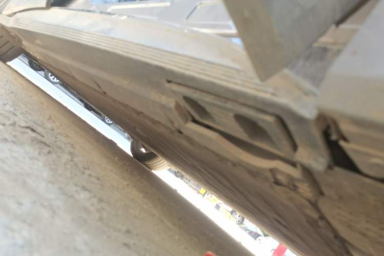 Used Hongqi EH7 2024 760 Pro+ Four-Wheel Drive Version Right Side Sill