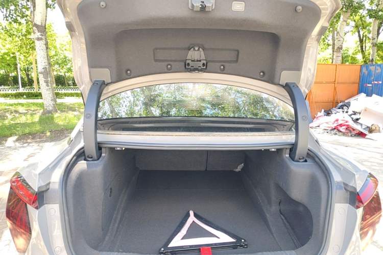 Used Hongqi EH7 2024 690 Pro Trunk