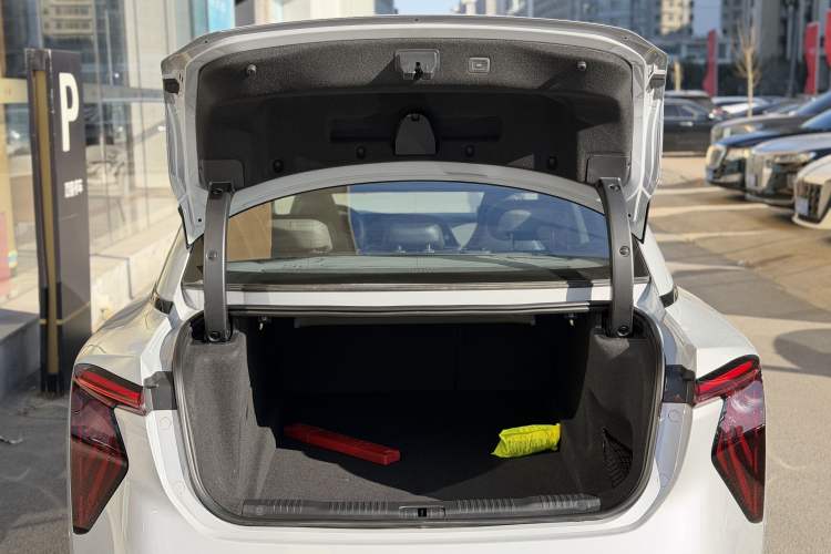 Used Hongqi EH7 2024 690 Pro Trunk