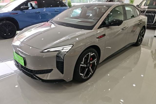 Ojetý Hongqi EH7 2024 760 Pro+ Four-Wheel Drive Version