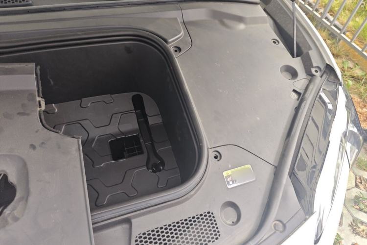 Used Hongqi EH7 2024 600 Pro Engine Bay Left