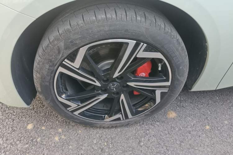 Used Hongqi EH7 2024 760 Pro+ Four-Wheel Drive Version Left Front Wheel Hub