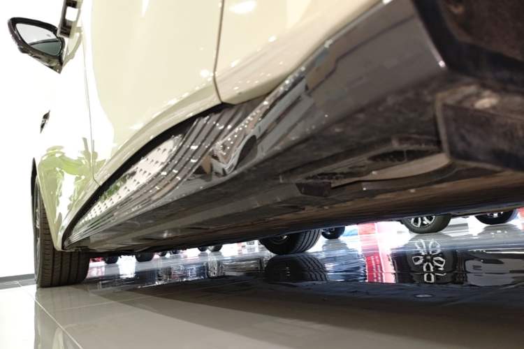 Used Hongqi EH7 2024 760 Pro+ Four-Wheel Drive Version Left Side Sill